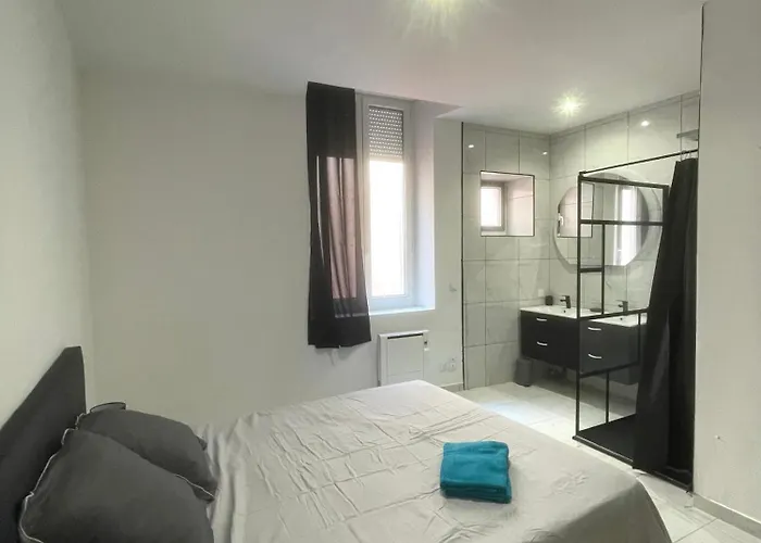 T3 Parking Gratuit * ニーム